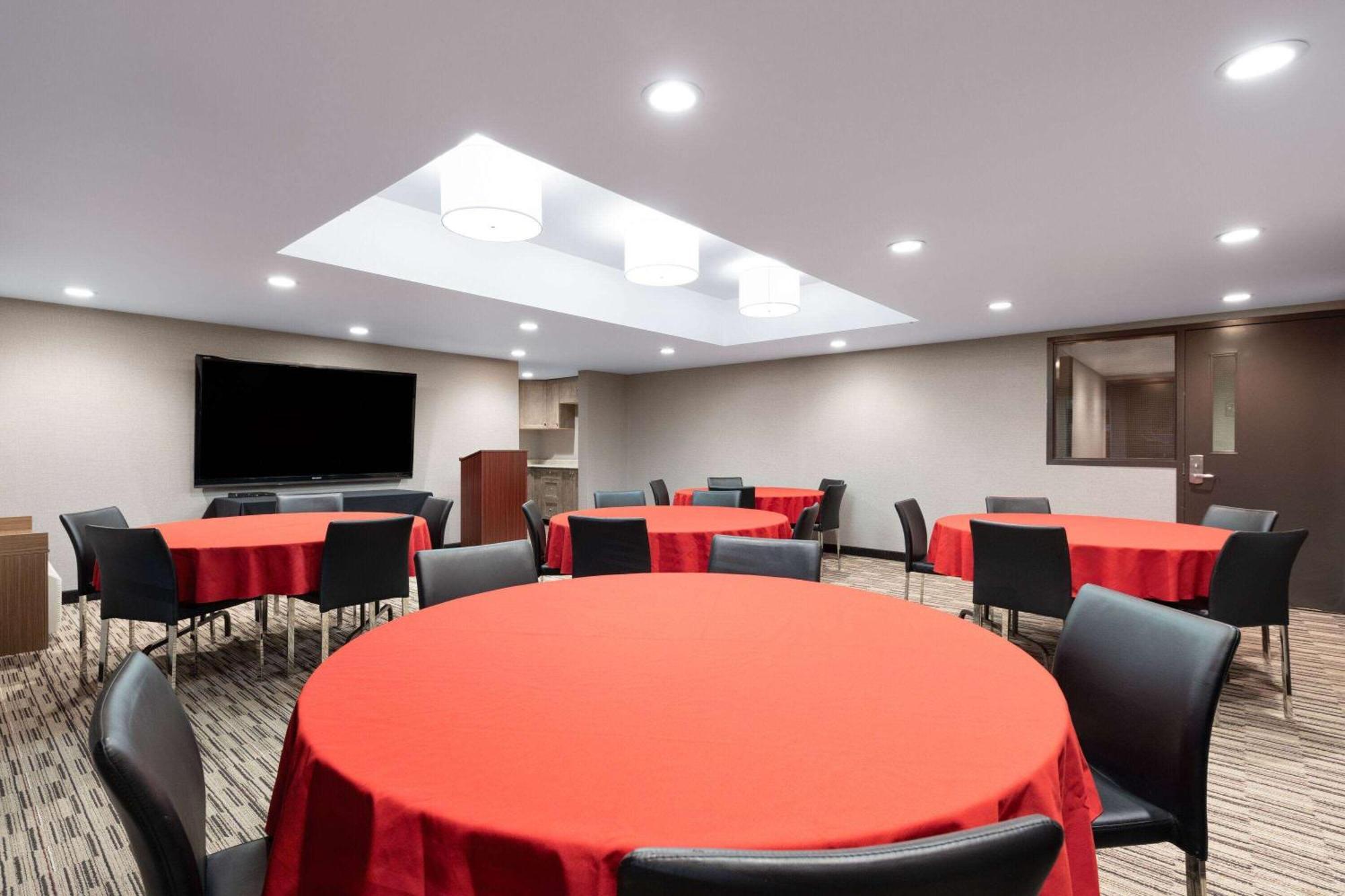 Microtel Inn & Suites By Wyndham Kirkland Lake Екстериор снимка