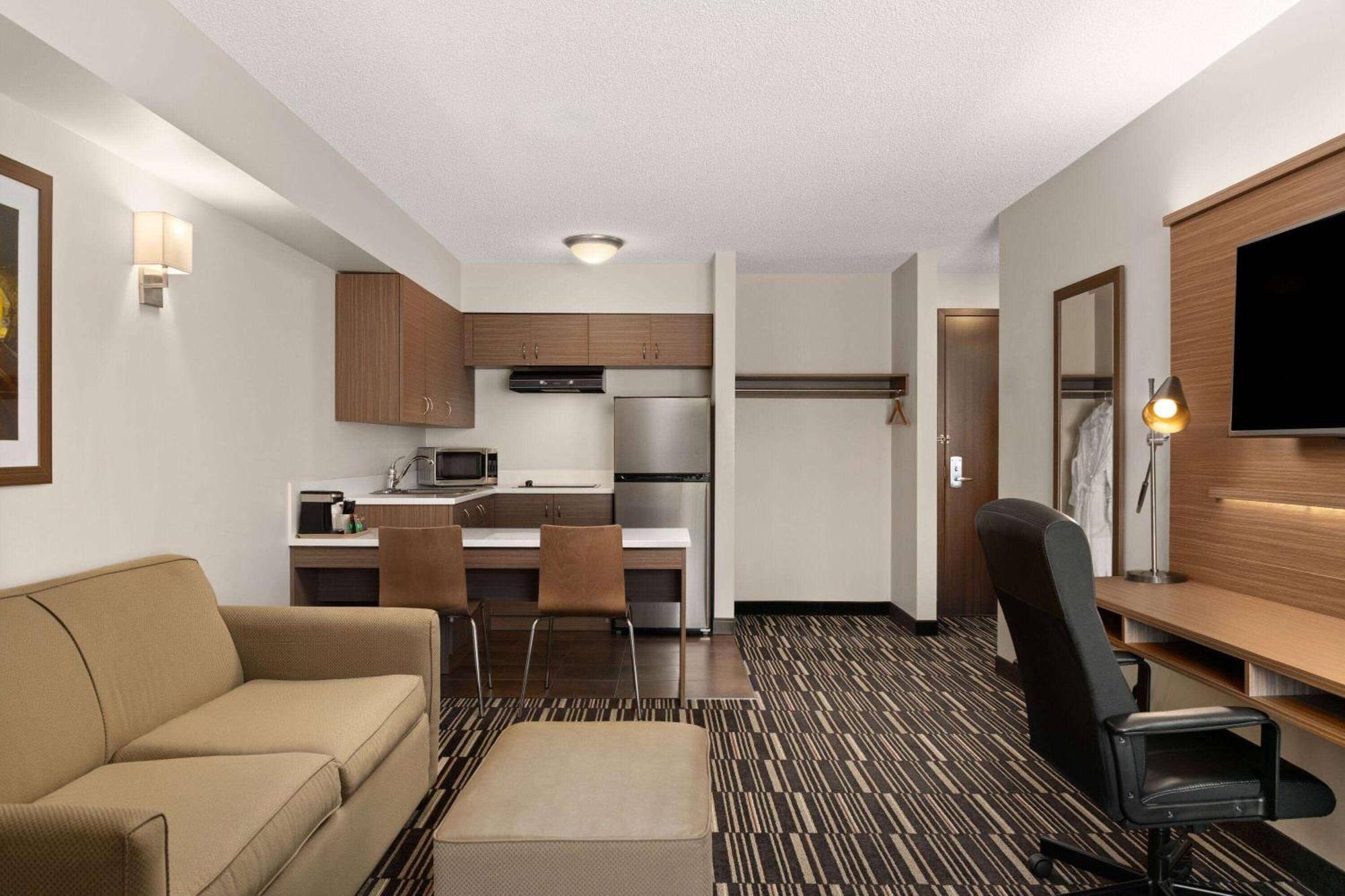 Microtel Inn & Suites By Wyndham Kirkland Lake Екстериор снимка