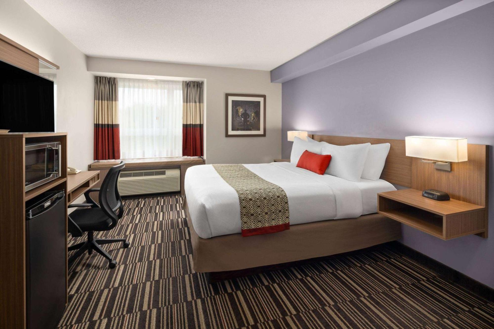 Microtel Inn & Suites By Wyndham Kirkland Lake Екстериор снимка