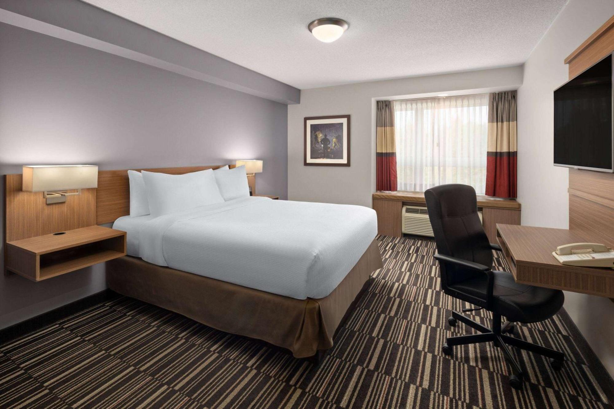 Microtel Inn & Suites By Wyndham Kirkland Lake Екстериор снимка