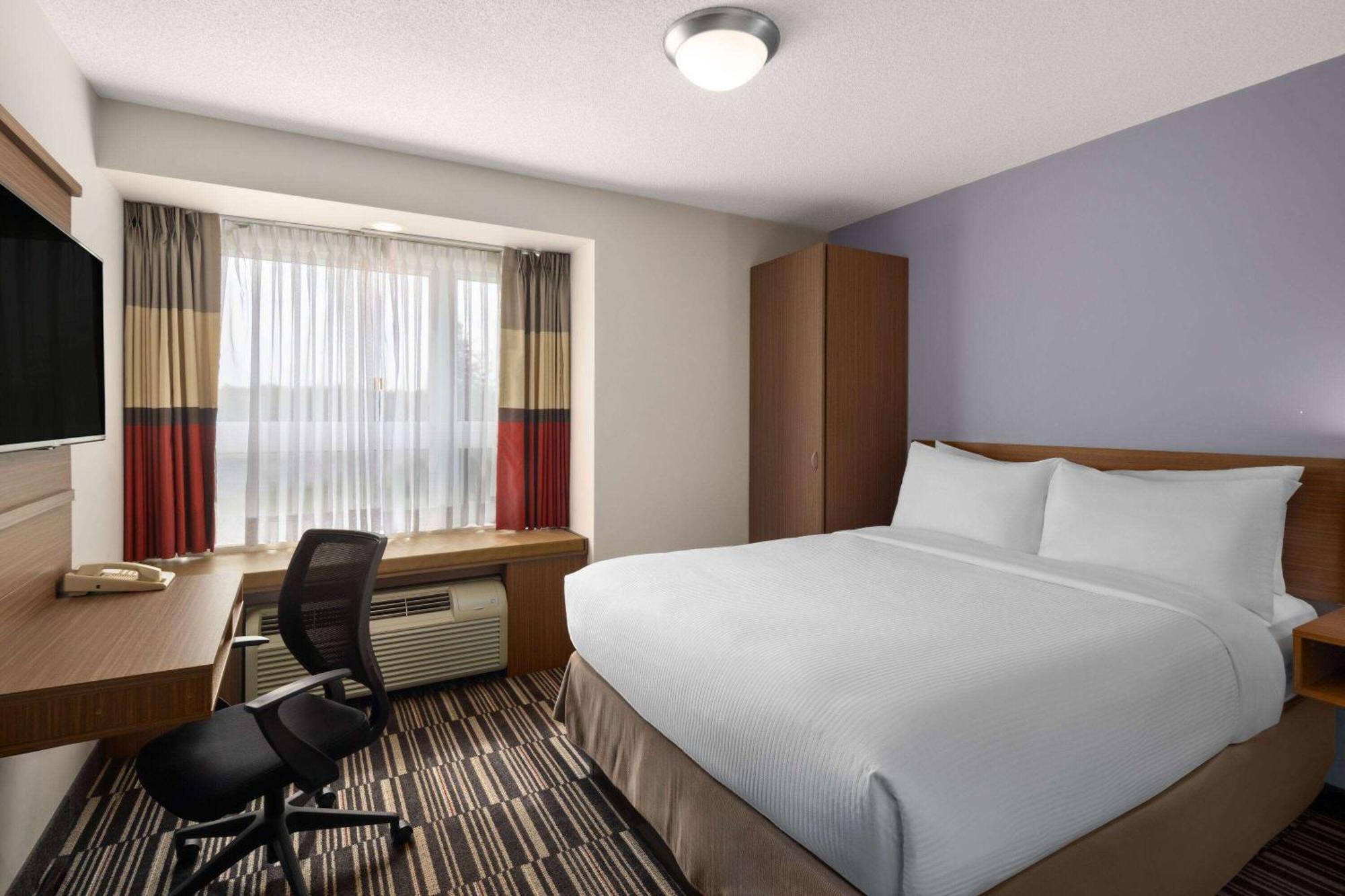Microtel Inn & Suites By Wyndham Kirkland Lake Екстериор снимка