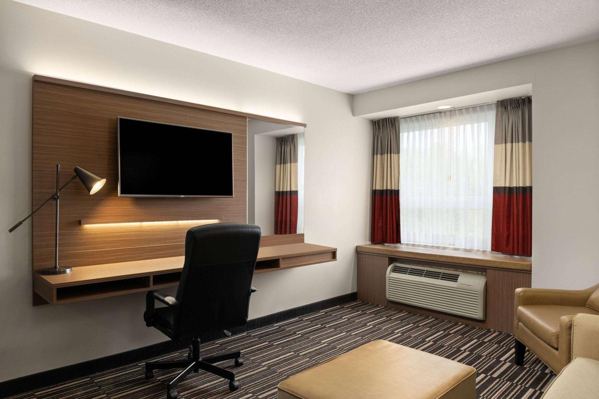 Microtel Inn & Suites By Wyndham Kirkland Lake Екстериор снимка