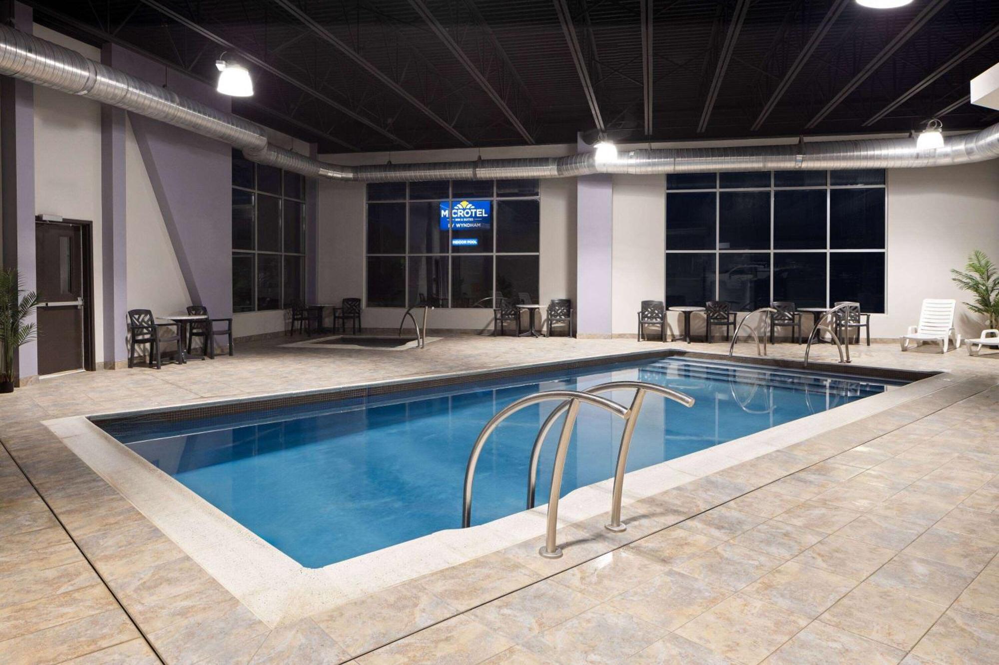 Microtel Inn & Suites By Wyndham Kirkland Lake Екстериор снимка