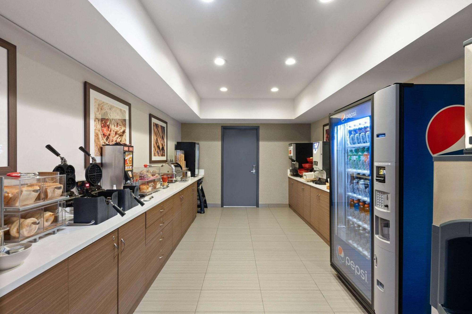 Microtel Inn & Suites By Wyndham Kirkland Lake Екстериор снимка