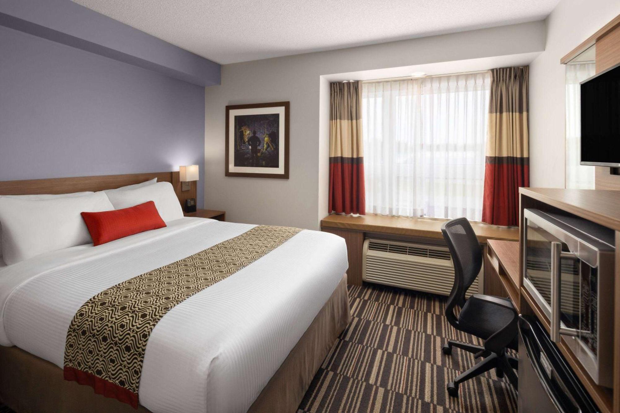 Microtel Inn & Suites By Wyndham Kirkland Lake Екстериор снимка