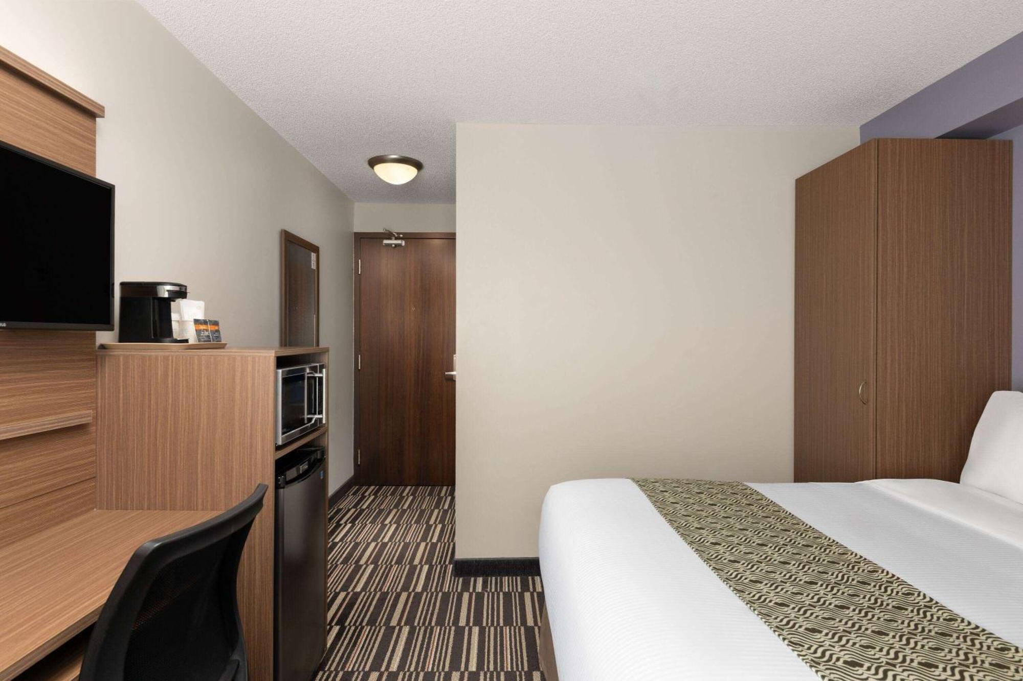 Microtel Inn & Suites By Wyndham Kirkland Lake Екстериор снимка