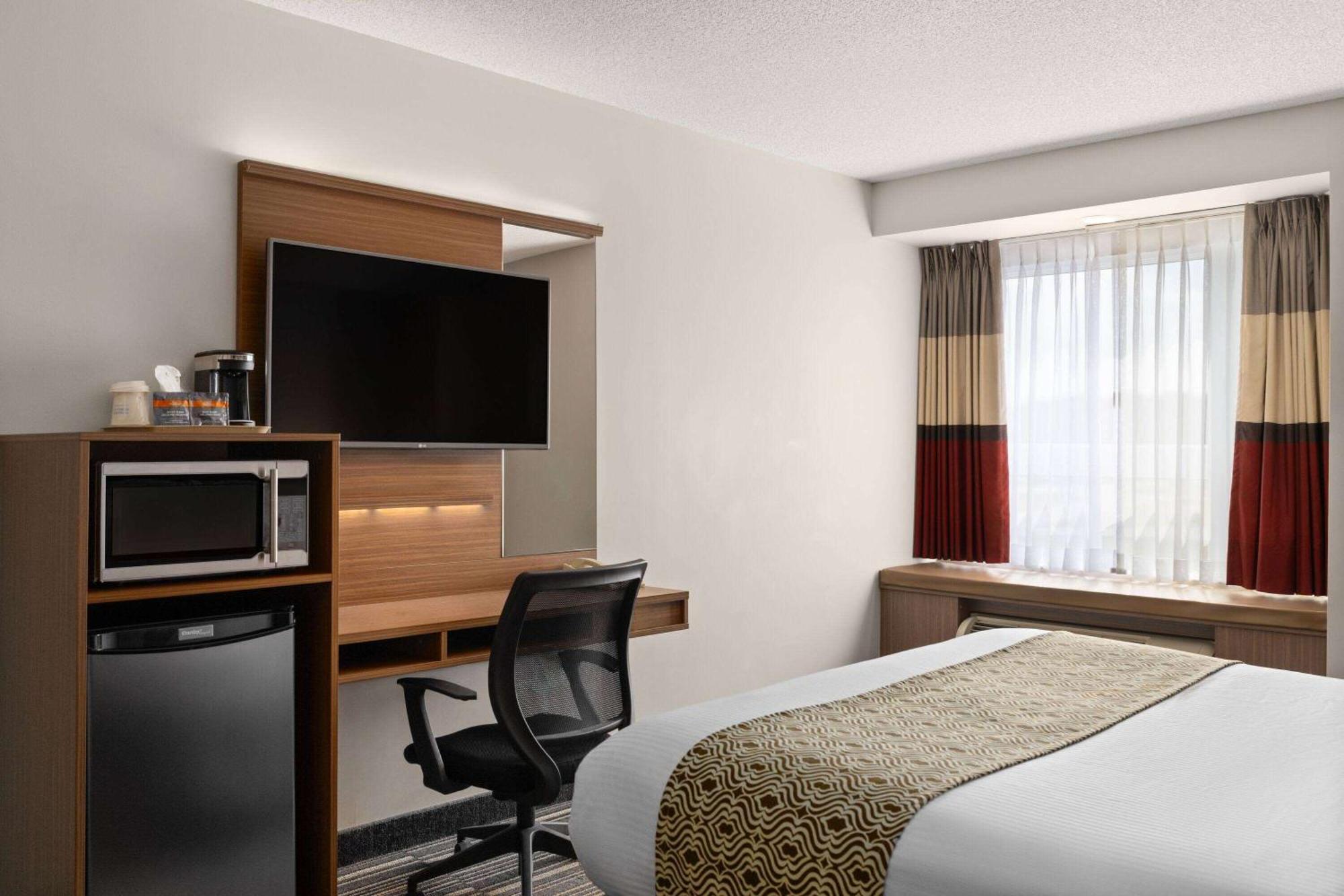 Microtel Inn & Suites By Wyndham Kirkland Lake Екстериор снимка