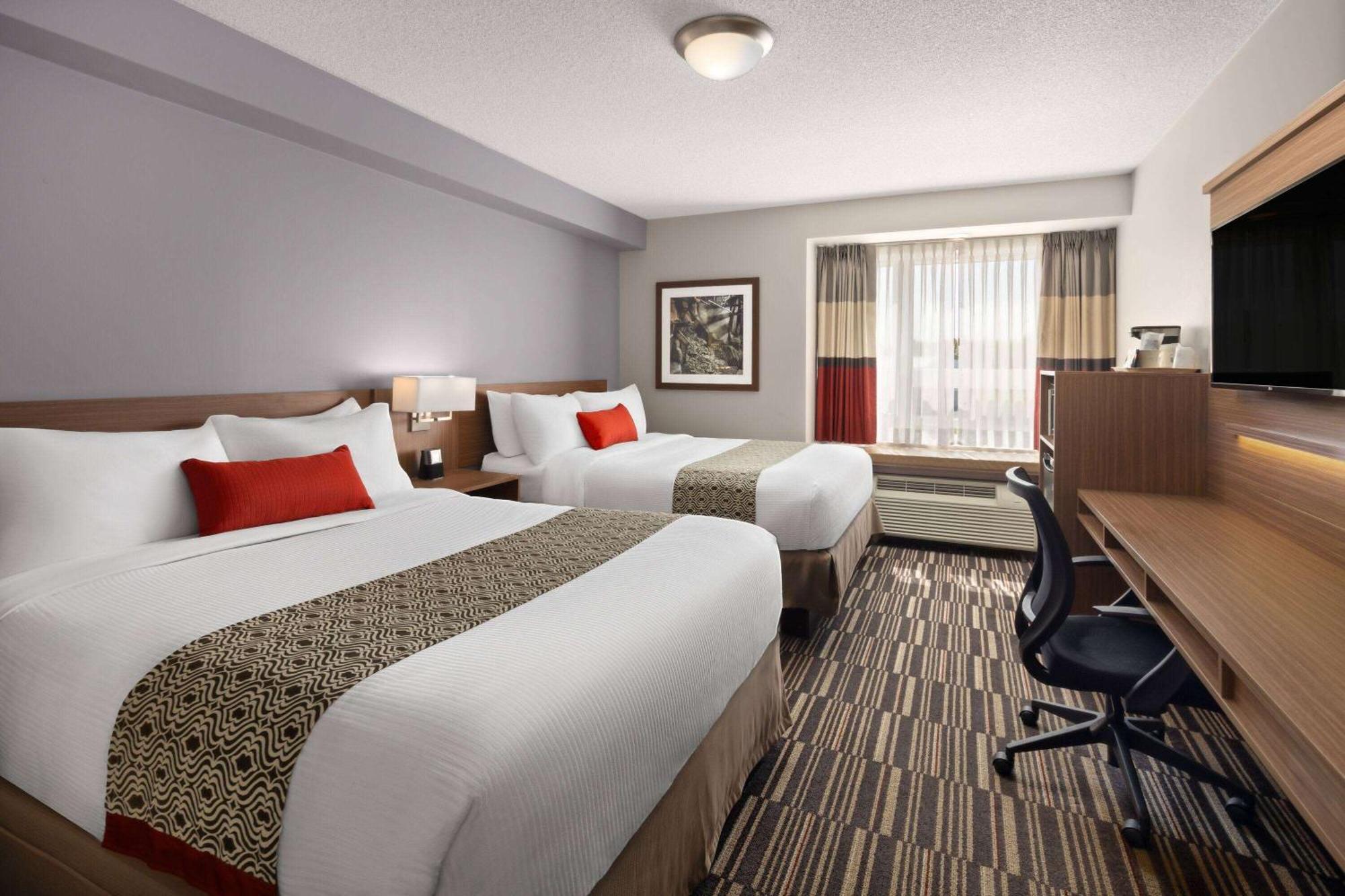 Microtel Inn & Suites By Wyndham Kirkland Lake Екстериор снимка