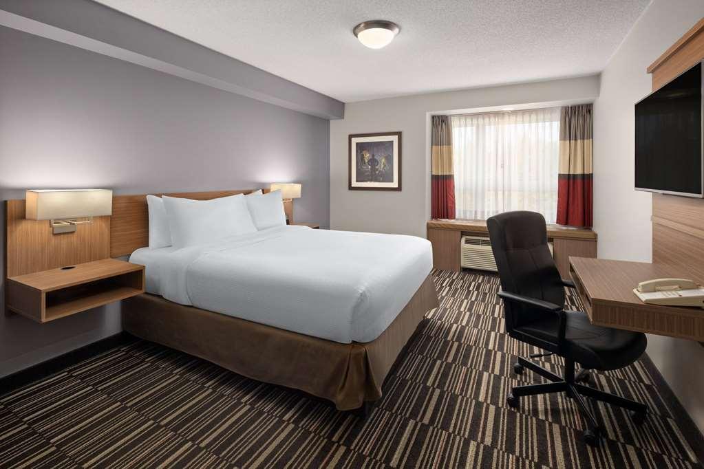 Microtel Inn & Suites By Wyndham Kirkland Lake Стая снимка