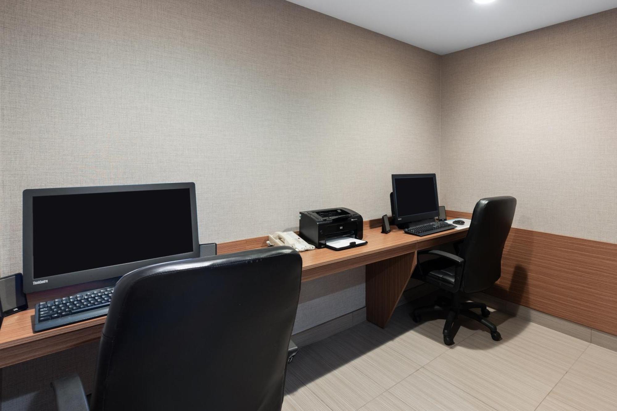 Microtel Inn & Suites By Wyndham Kirkland Lake Екстериор снимка